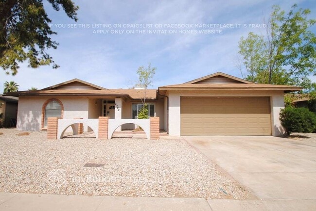 Building Photo - 2742 S Las Palmas