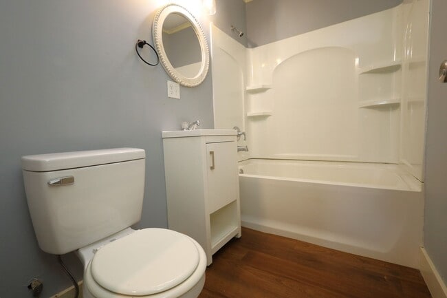 Photo - 300 E 6th St