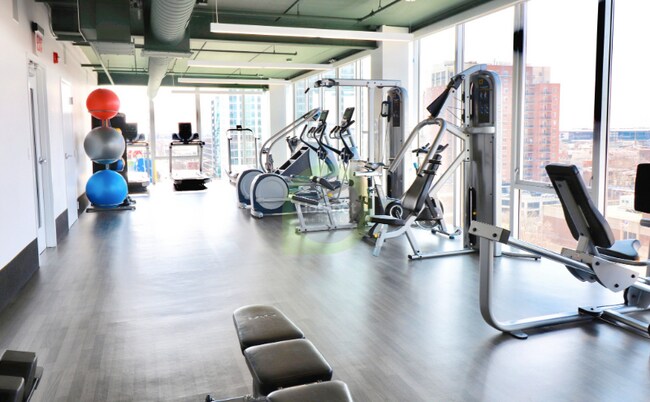 Photo - 739 W Sheridan Rd