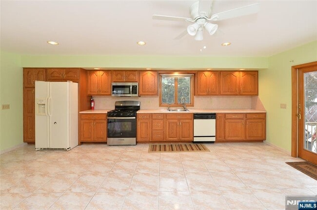 Building Photo - 121 Frederick Ave