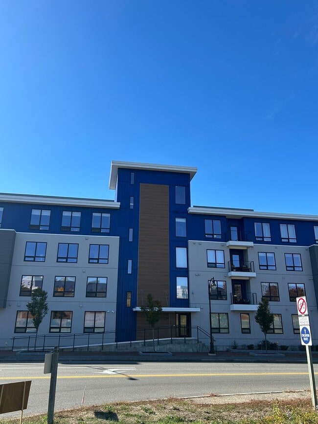Building Photo - Gorgeous 1BR/1BA Available Now!!  Great Po...