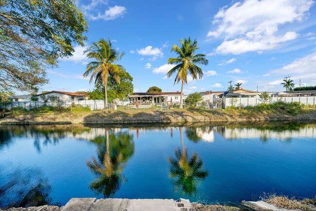 Building Photo - 4701 SW 104th Ct Unit 2