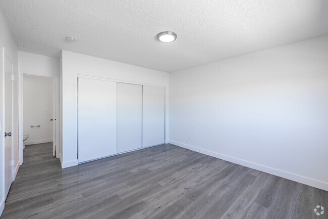 2 habitaciones, 1,5 baños - 900 pies cuadrados - Dormitorio