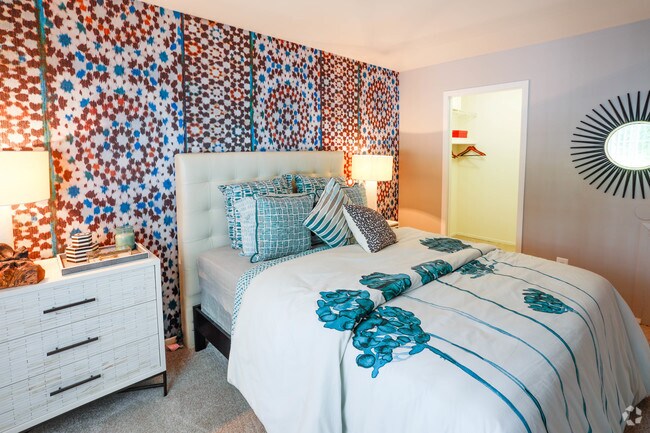 2BR, 1BA - 925 SF - Village Club of Rochester Hills