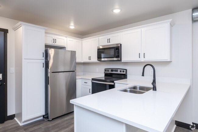 2BR, 2BA - 963SF - Kitchen