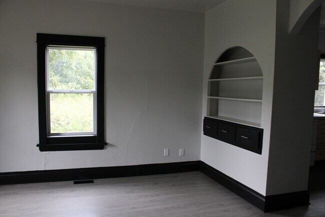 Photo - 218 Sabin Ave W