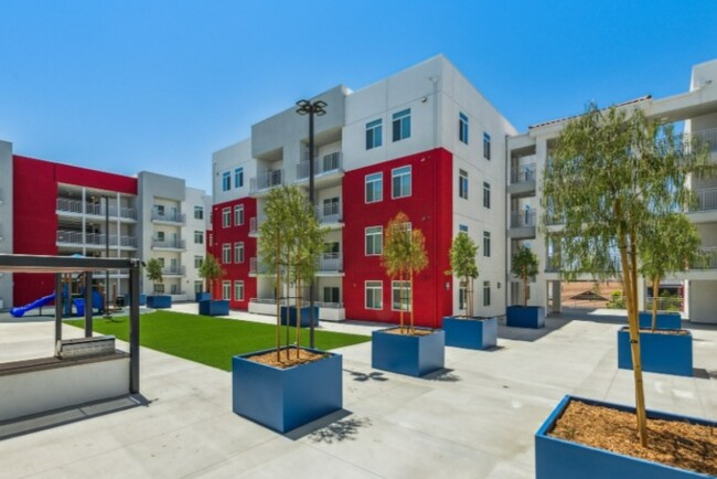 Valencia Pointe - Valencia Pointe Apartments