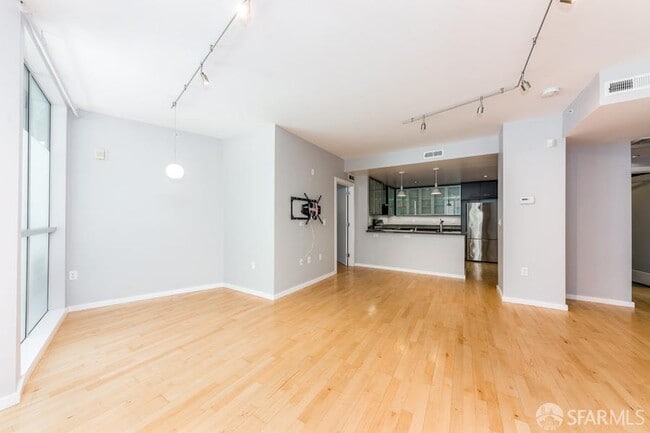 Building Photo - 69 Clementina St