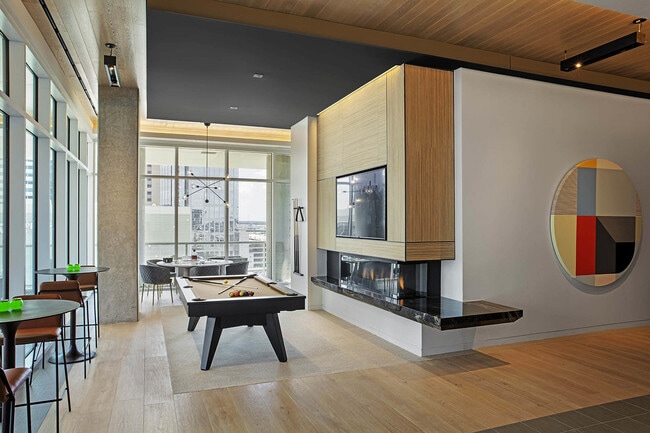 Relájese y disfrute de este elegante salón urbano, perfecto para entretenerse y relajarse. - The Victor