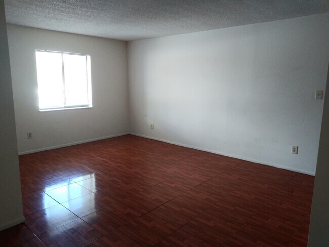 Photo - 127 Springwood Cir