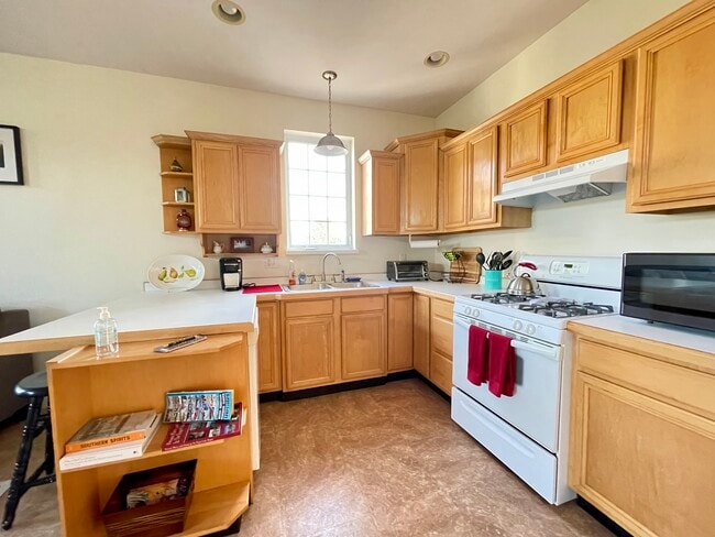 Building Photo - Plaza East