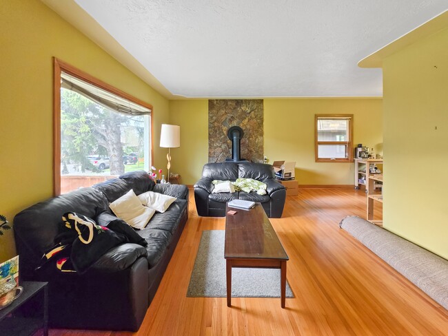 Photo - 1720-1713 13 Ave NW