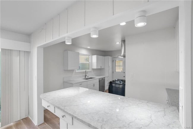 Photo - 7400 Cozycroft Ave