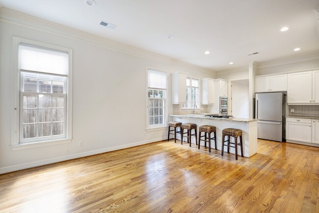 Photo - 2709 Wroxton Rd