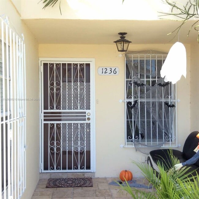 Building Photo - 1236 SW 104th Ct