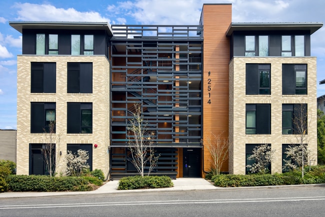 Building Photo - 2514 Dexter Ave N Unit 2N