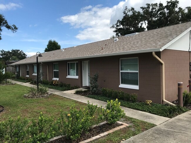Building Photo - 2 Bedroom/2 Bathroom Triplex with Large Fe... Rental