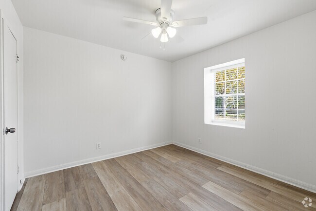2BR, 1.5BA - 900SF - Bedroom