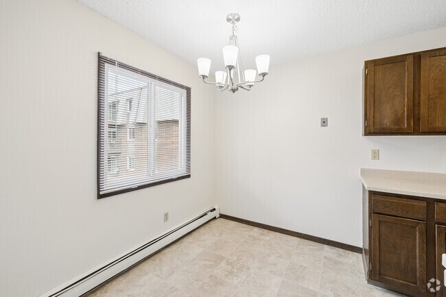 2BR, 1BA - 922SF - Dining Area