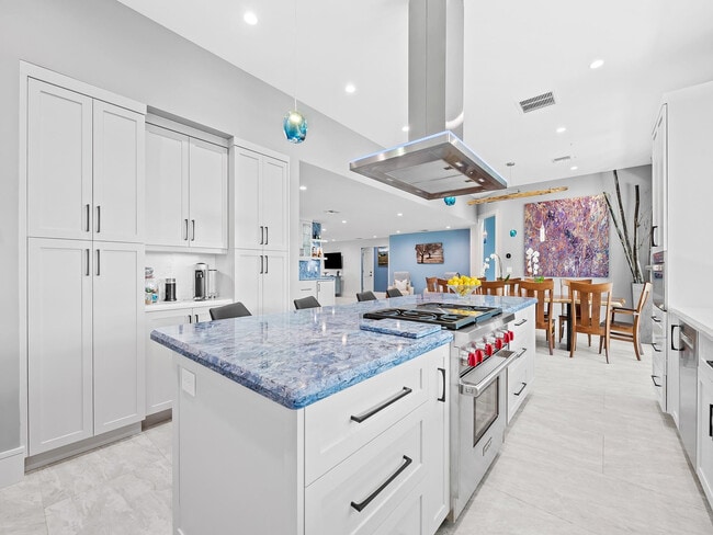 Building Photo - 2754 NE 31st Ct