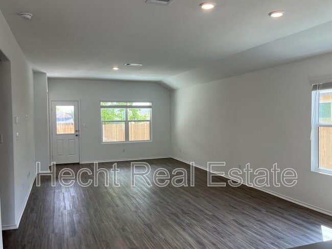 Photo - 283 Silver Glen Dr