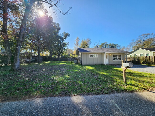 Fenced in Yard - 304 N College St W Casa