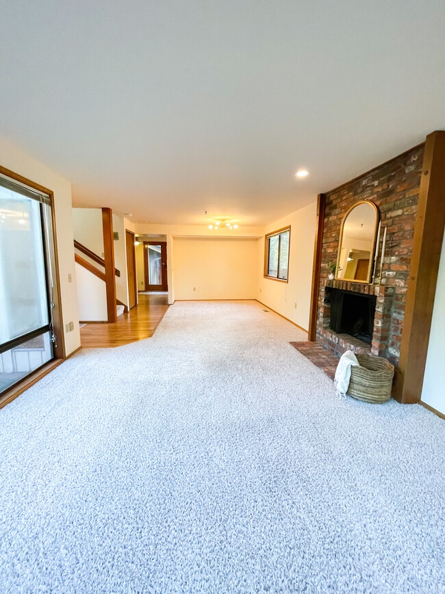 Photo - 4615 Island Crest Way