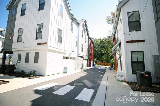 Photo - 2925 Commonwealth Ave