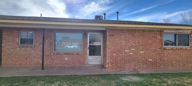 Building Photo - re1417 Unit 1421