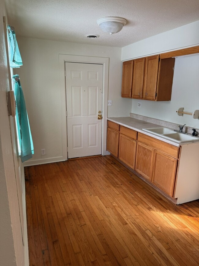 Photo - 912 Leland St