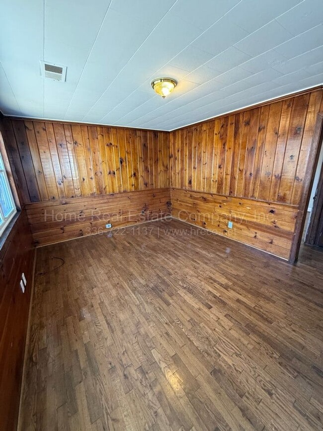 Photo - 1432 Douglas St