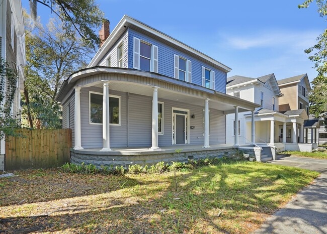 Building Photo - Beautiful Victorian Home for Lease in the Heart of Savannah