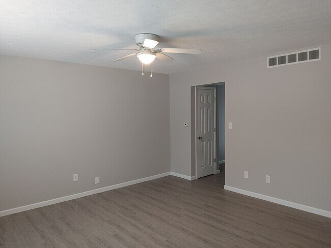 Photo - SPACIOUS TOWNHOME IN WILLOW TERRACE