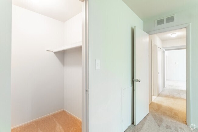 2 BR, 1 BA - 900 SF