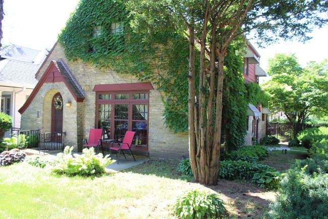 The Apartment front patio - 6633 Milwaukee Ave Unit 1