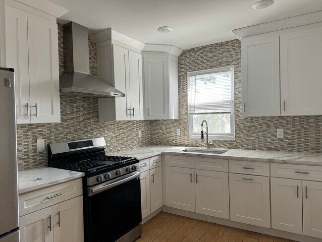 Photo - 143 W 2nd St