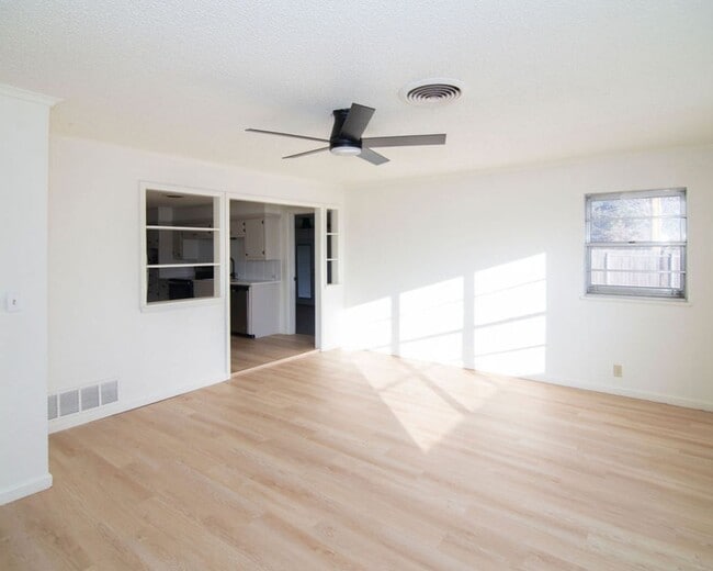 1621 W Spruce Ave