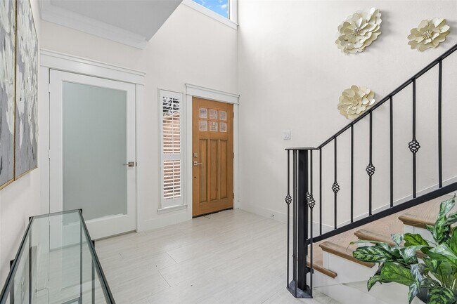 Photo - 1037 Town Pl St