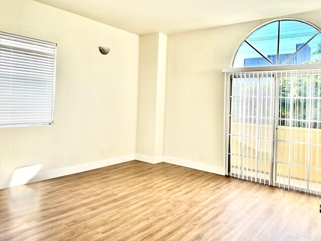 2456 Arizona Ave