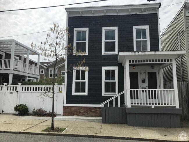 Building Photo - 233 Robinson St Rental