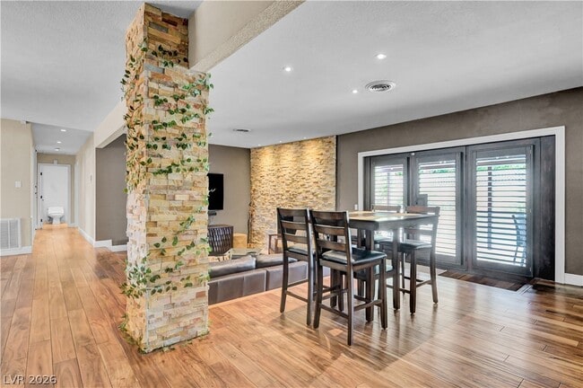 Photo - 2712 W Oakey Blvd