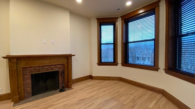 Photo - 1443 W Belle Plaine Ave Unidad 3