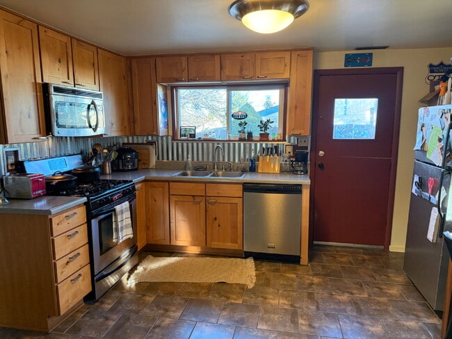 Photo - Two Bedroom Duplex in Golden!!