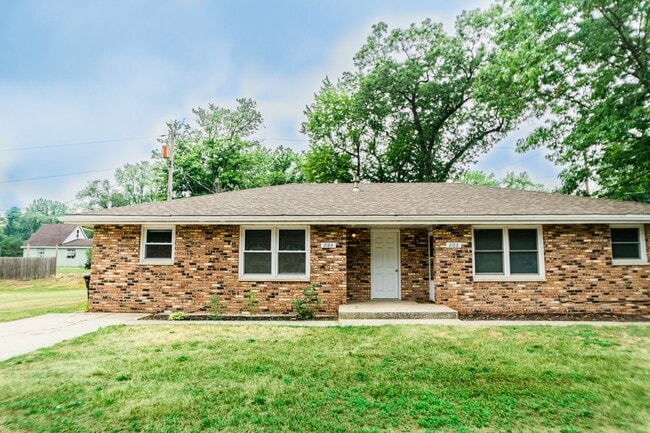 Building Photo - 2 bed 1 bath duplex in Portage Rental
