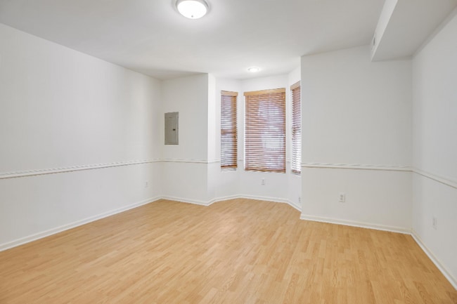 Photo - 729 10th St NE