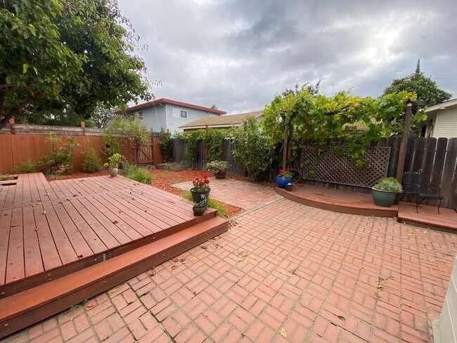 Building Photo - Advent - Low Deposit Bright Home W/ Laundr...