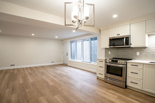 Photo - Stunning MODERN 2 Bdrm APARTMENT - Westmount * AVAIL Now *