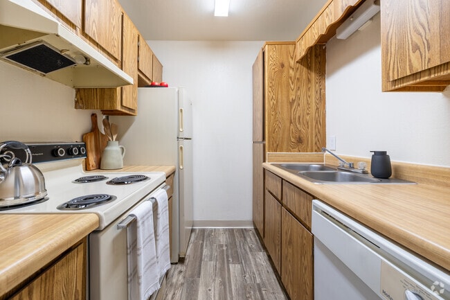 1BR, 1BA - 530SF - Kitchen - Desert Springs Apartments