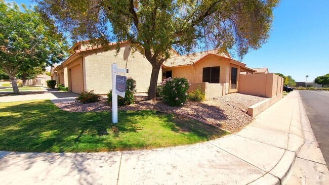 Building Photo - 2 BEDROOM PATIO HOME IN AHWATUKEE!