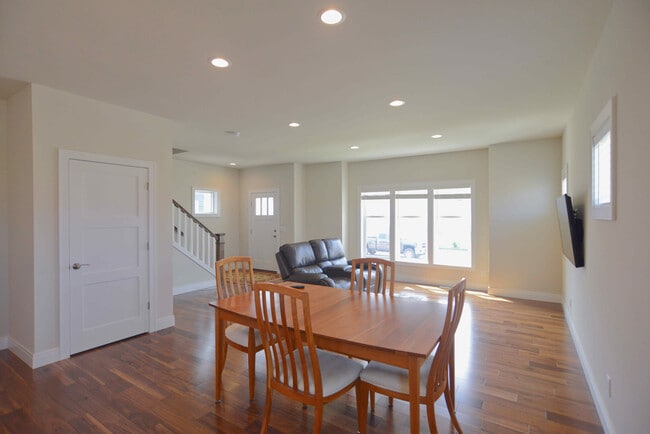 Photo - 4878 Romaine Rd